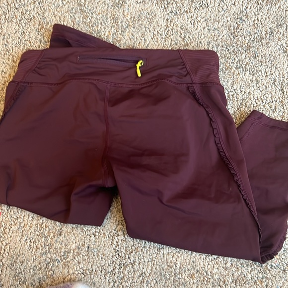 Lulu size 4 maroon crops - Picture 3 of 3
